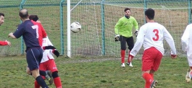Calcio, 2^ categoria. Perdono le prime, Amendolara si avvicina alla vetta. Rocca Imperiale disperato Calcio, 2^ categoria. Perdono le prime, Amendolara si avvicina alla vetta. Rocca Imperiale disperato