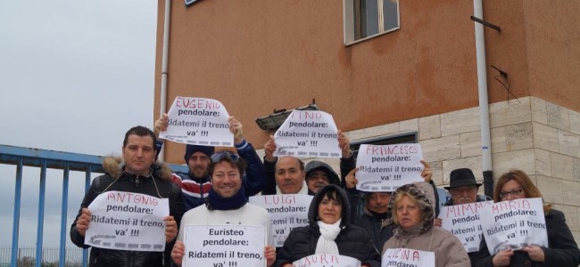 Mandatoriccio, il Sibari-Crotone non ferma più qui. Pendolari protestano davanti alla stazione Mandatoriccio, il Sibari-Crotone non ferma più qui. Pendolari protestano davanti alla stazione