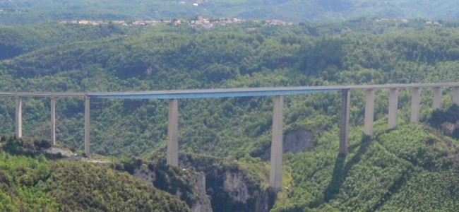 Viadotto A3, dopo tre mesi si muovono… le macerie Viadotto A3, dopo tre mesi si muovono… le macerie