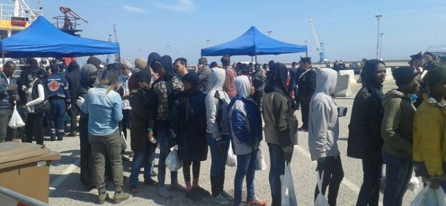 Nuovo sbarco a Corigliano. Arrivati 110 migranti a bordo di una petroliera Nuovo sbarco a Corigliano. Arrivati 110 migranti a bordo di una petroliera