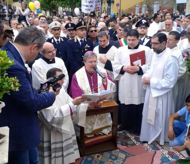 Il nuovo vescovo Savino entra a Cassano