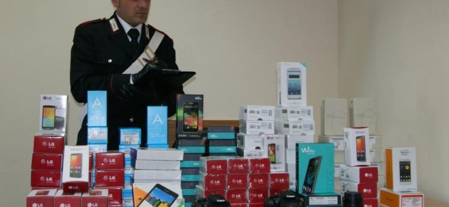 Corigliano, furto centro commerciale. Smartphone nascosti sul tetto Corigliano, furto centro commerciale. Smartphone nascosti sul tetto