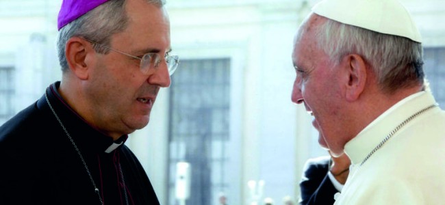Papa Francesco consegna il pallio al nuovo arcivescovo di Cosenza