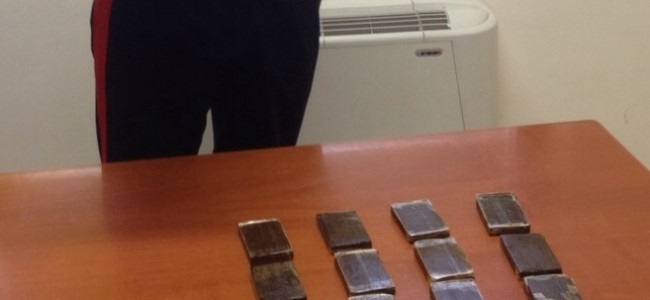 Sibari. Panetti di hashish in macchina, due giovani arrestati Sibari. Panetti di hashish in macchina, due giovani arrestati