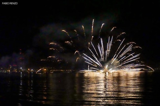 Rossano, colori e spettacolo con i fuochi d’artificio sull’acqua