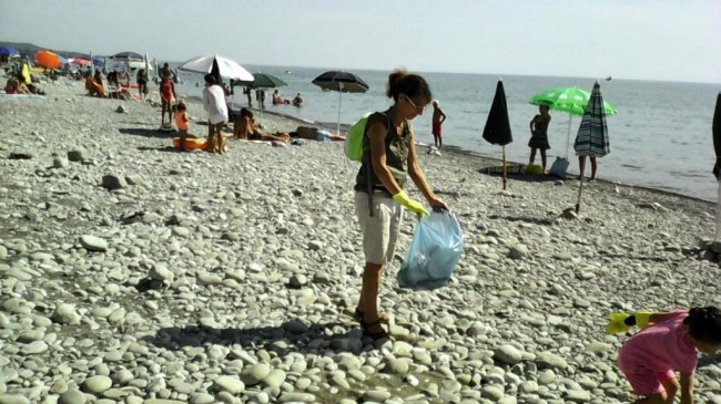 Lezione di civiltà a Trebisacce, mamma-turista con la sua bimba puliscono la spiaggia