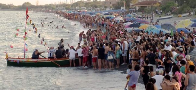 Trebisacce, il vento non ferma la barca di San Rocco Trebisacce, il vento non ferma la barca di San Rocco