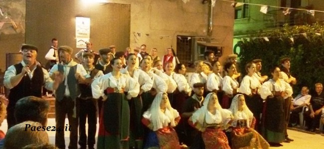 Gruppo folk Pro Loco porta al centro anziani la Castrovillari di una volta Gruppo folk Pro Loco porta al centro anziani la Castrovillari di una volta