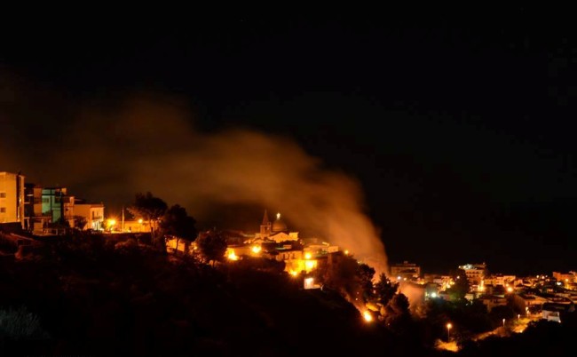 Incendio a Trebisacce. Abitanti si improvvisano pompieri ed evitano il peggio Incendio a Trebisacce. Abitanti si improvvisano pompieri ed evitano il peggio