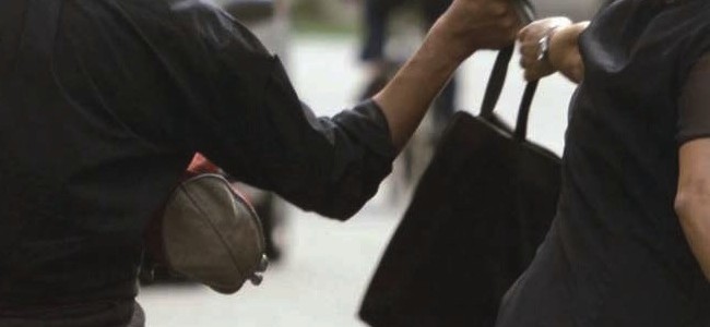 Cassano. Tentato furto ai danni di una turista, giovane in manette Cassano. Tentato furto ai danni di una turista, giovane in manette