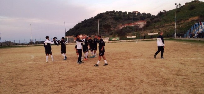 Calcio, 2^ categoria. Krosia beffa Oriolo nel big match. Amendolara serve un altro poker Calcio, 2^ categoria. Krosia beffa Oriolo nel big match. Amendolara serve un altro poker