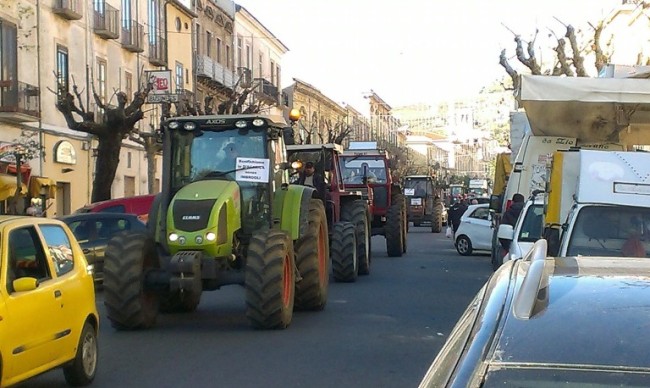 Trattori sfilano a Castrovillari. Agricoltori contro riapertura della discarica