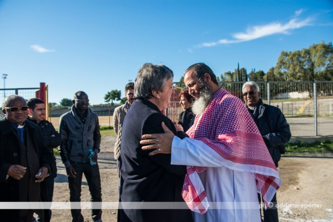 Giornata dei migranti a Trebisacce. Vescovo Savino abbraccia Imam di Villapiana