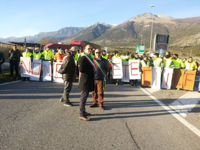 Frascineto, lavoratori Italcementi occupano svincolo autostrada