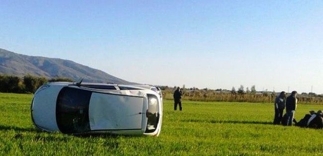 Francavilla, giovane sbanda con l’auto e si cappotta nei campi Francavilla, giovane sbanda con l’auto e si cappotta nei campi