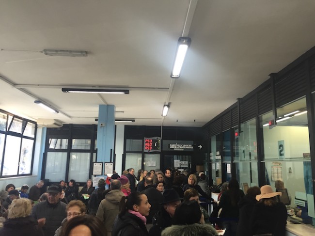 Trebisacce, lunghe code per prenotare esami sanitari. Personale insufficiente, utenti esasperati Trebisacce, lunghe code per prenotare esami sanitari. Personale insufficiente, utenti esasperati