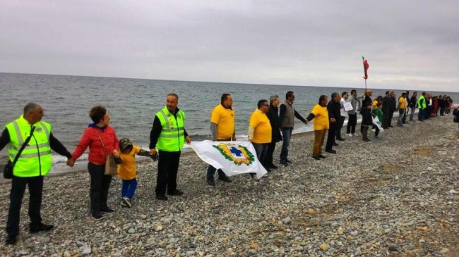 Rossano, catena umana sulla spiaggia per il SI nel Referendum trivellazioni