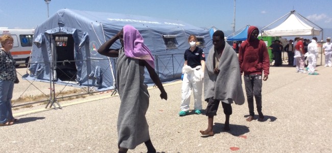 Arriva l’estate, ricominciano gli sbarchi. A Corigliano una nave con 400 migranti Arriva l’estate, ricominciano gli sbarchi. A Corigliano una nave con 400 migranti