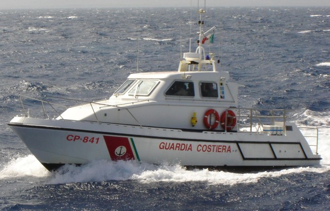 Rossano, barca a vela con due persone a bordo soccorsa dalla Guardia Costiera