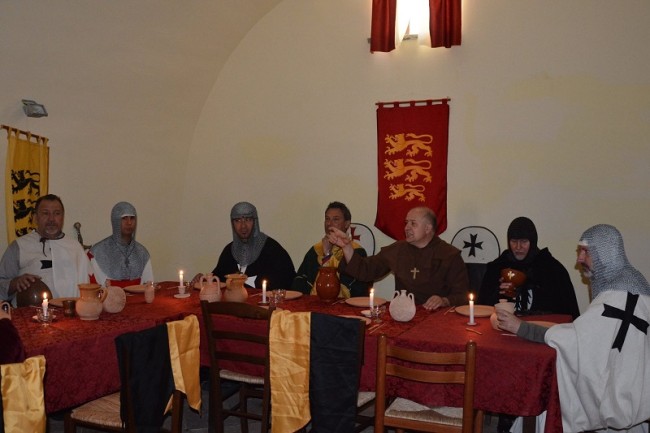 Nocara, dame e cavalieri a tavola per un vero pranzo medievale Nocara, dame e cavalieri a tavola per un vero pranzo medievale