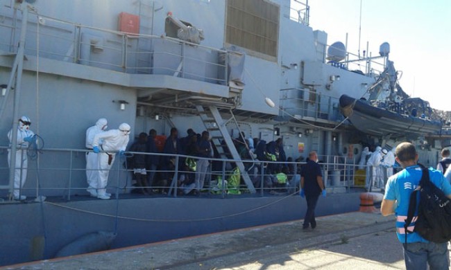 Nuovo sbarco di migranti a Corigliano. Tra i profughi minori e donne incinte Nuovo sbarco di migranti a Corigliano. Tra i profughi minori e donne incinte