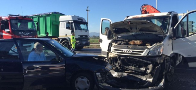 SS 106, incidente al semaforo dei Laghi di Sibari SS 106, incidente al semaforo dei Laghi di Sibari