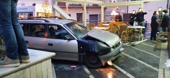 Villapiana, finisce nel bar con l’auto mentre i clienti giocano a carte Villapiana, finisce nel bar con l’auto mentre i clienti giocano a carte