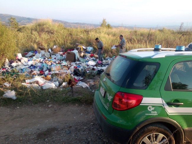 Castrovillari. Abbandono rifiuti, accordo tra Comune e Forestale. Già le prime multe Castrovillari. Abbandono rifiuti, accordo tra Comune e Forestale. Già le prime multe