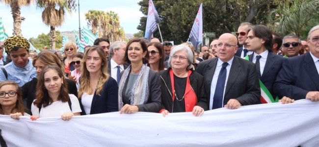 In migliaia a Reggio contro la violenza sulle donne. «E’ una Calabria che non si rassegna» In migliaia a Reggio contro la violenza sulle donne. «E’ una Calabria che non si rassegna»