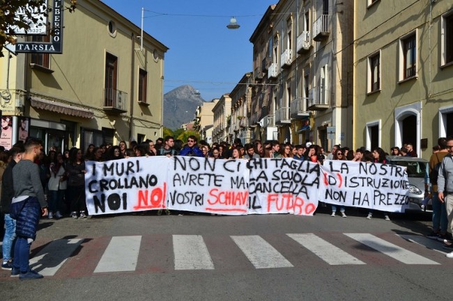 A Castrovillari studenti sfilano contro la “Buona Scuola” di Renzi. «Ci state rubando futuro»