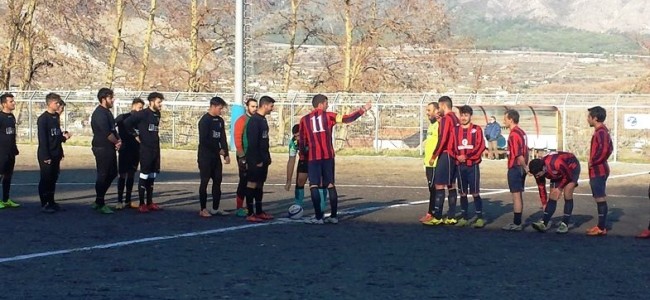 Calcio. Castrovillari e Trebisacce pareggiano. Roseto e Amendolara KO contro le capoliste Calcio. Castrovillari e Trebisacce pareggiano. Roseto e Amendolara KO contro le capoliste
