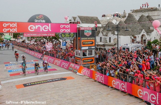 Giro. Da Castrovillari in fuga per 200 km. Ripresi vicino ai trulli. Ad Alberobello vince un “canguro” Giro. Da Castrovillari in fuga per 200 km. Ripresi vicino ai trulli. Ad Alberobello vince un “canguro”