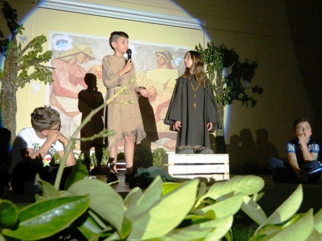 Amendolara. Francesco d’Assisi incontra i “giovani d’oggi”. La bellezza del Creato vince sugli smartphone Amendolara. Francesco d’Assisi incontra i “giovani d’oggi”. La bellezza del Creato vince sugli smartphone