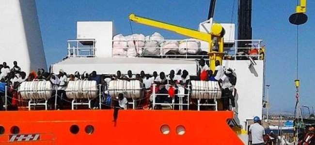 Al porto di Corigliano sbarcano altri mille migranti Al porto di Corigliano sbarcano altri mille migranti