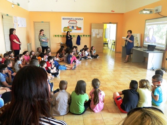 Amendolara. La maestra Vitale saluta la Scuola. L’abbraccio degli alunni nella festa a sorpresa Amendolara. La maestra Vitale saluta la Scuola. L’abbraccio degli alunni nella festa a sorpresa