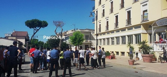 Amendolara. Carabinieri nel Centro di Accoglienza. Migranti bloccano la strada