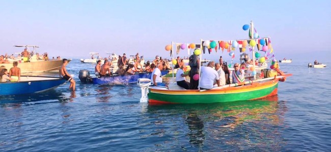 Trebisacce. Processione in barca della statua di San Rocco attira moltitudine di gente Trebisacce. Processione in barca della statua di San Rocco attira moltitudine di gente