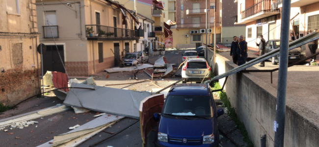 Forte vento. A Trebisacce disagi sulle strade. A Rossano il sindaco chiude le scuole Forte vento. A Trebisacce disagi sulle strade. A Rossano il sindaco chiude le scuole