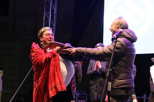 A Castrovillari impazza la festa. Consegnate le chiavi a Re Carnevale A Castrovillari impazza la festa. Consegnate le chiavi a Re Carnevale