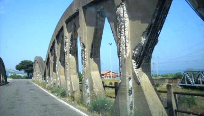 Il ponte sul Saraceno nel degrado. Danno di immagine per Trebisacce e Villapiana