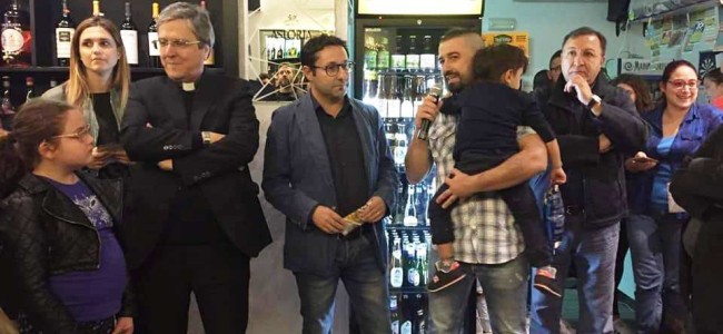 Amendolara. Vescovo al bar con i giovani. «Cercate sempre la bellezza e date un senso alla vostra vita» Amendolara. Vescovo al bar con i giovani. «Cercate sempre la bellezza e date un senso alla vostra vita»
