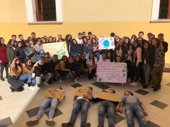 “Fridays for Future” anche a Rossano. Flash mob degli studenti in difesa dell’ambiente