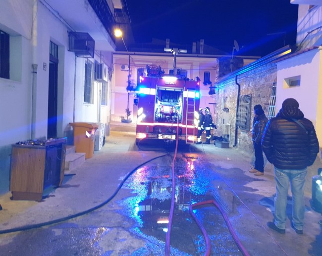 Amendolara. A fuoco magazzino, provvidenziale intervento dei Vigili del Fuoco Amendolara. A fuoco magazzino, provvidenziale intervento dei Vigili del Fuoco