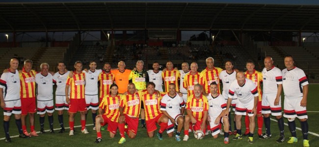 Rossano, le vecchie glorie in campo per la “notte rossoblu” Rossano, le vecchie glorie in campo per la “notte rossoblu”