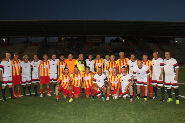 Rossano, le vecchie glorie in campo per la “notte rossoblu” Rossano, le vecchie glorie in campo per la “notte rossoblu”