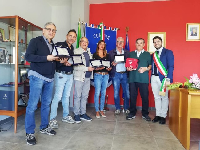 Saracena. Salvarono la vita ad un concittadino con il defibrillatore. Speciale ringraziamento dal Comune Saracena. Salvarono la vita ad un concittadino con il defibrillatore. Speciale ringraziamento dal Comune