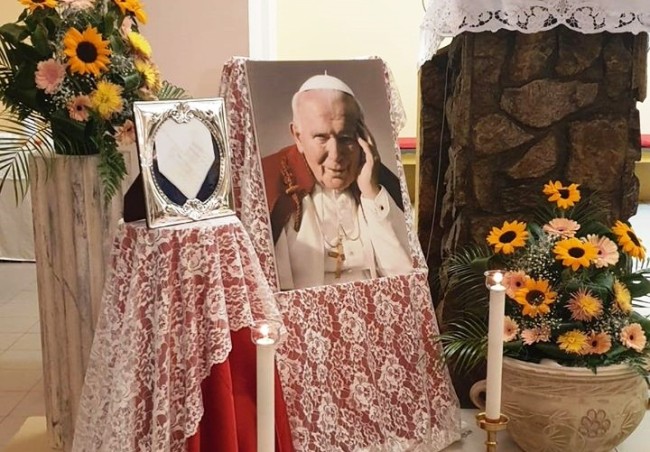 Corigliano. Fedeli in preghiera davanti alla reliquia di San Giovanni Paolo II