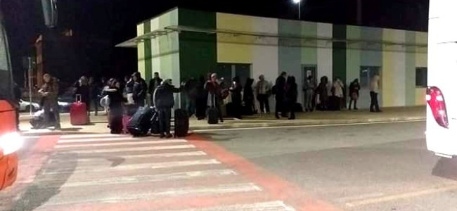 Sibari. Locali dell’autostazione chiusi, passeggeri costretti ad attendere pullman al freddo Sibari. Locali dell’autostazione chiusi, passeggeri costretti ad attendere pullman al freddo