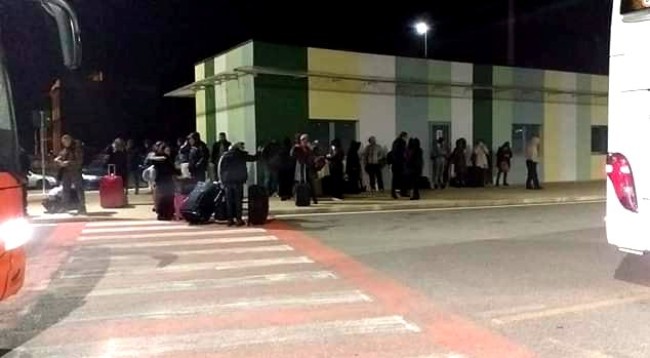 Sibari. Locali dell’autostazione chiusi, passeggeri costretti ad attendere pullman al freddo