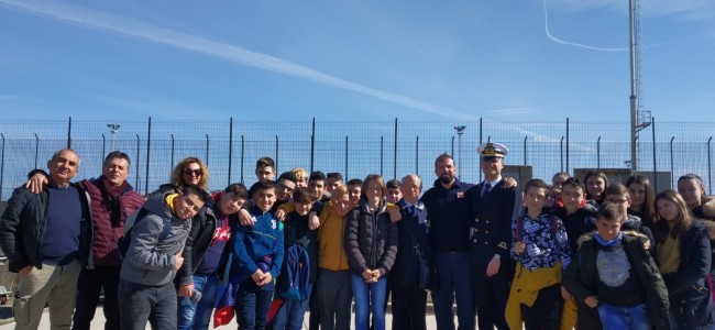 Studenti in visita alla Capitaneria di Porto di Corigliano Studenti in visita alla Capitaneria di Porto di Corigliano